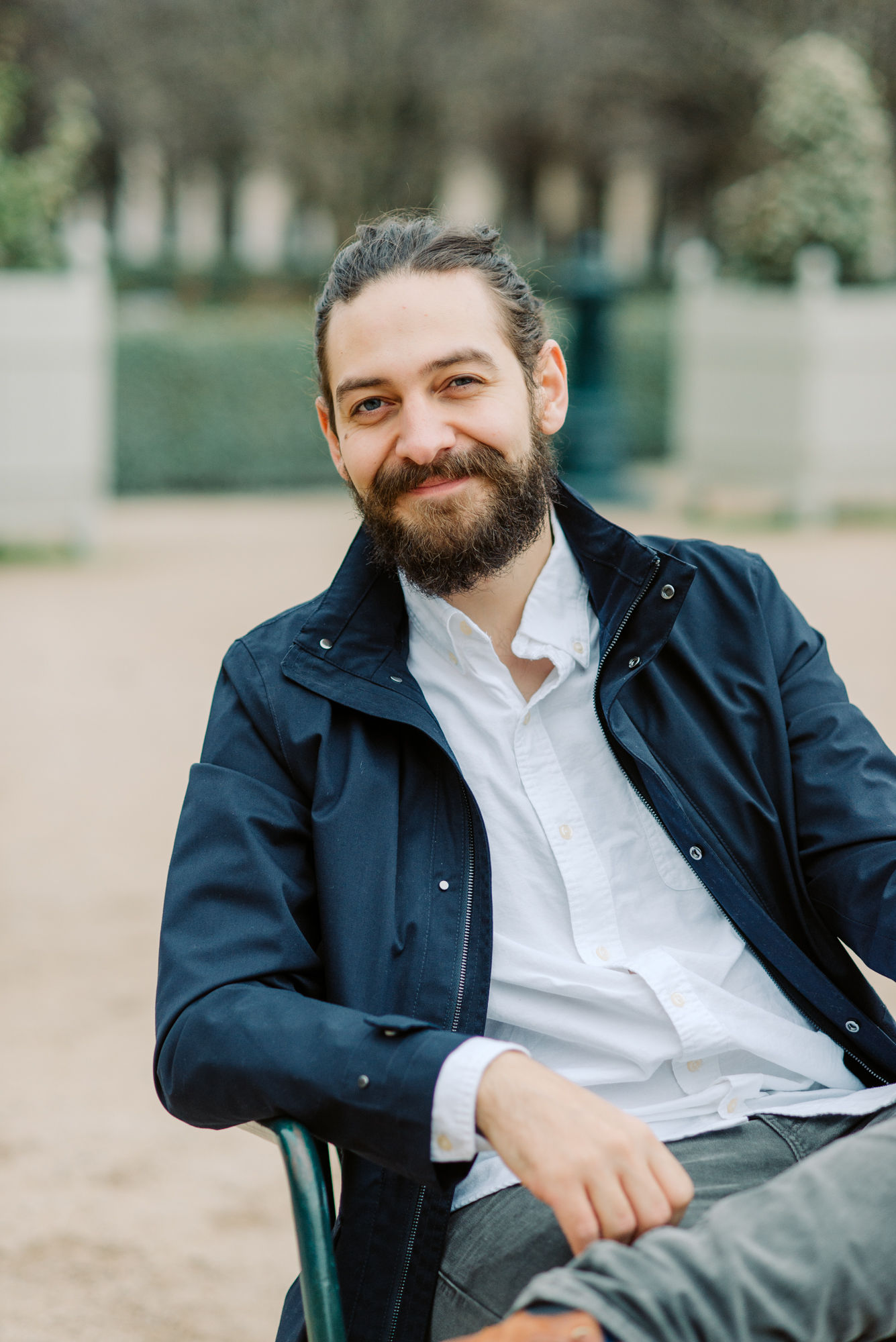 Tour guide seated in a Paris garden